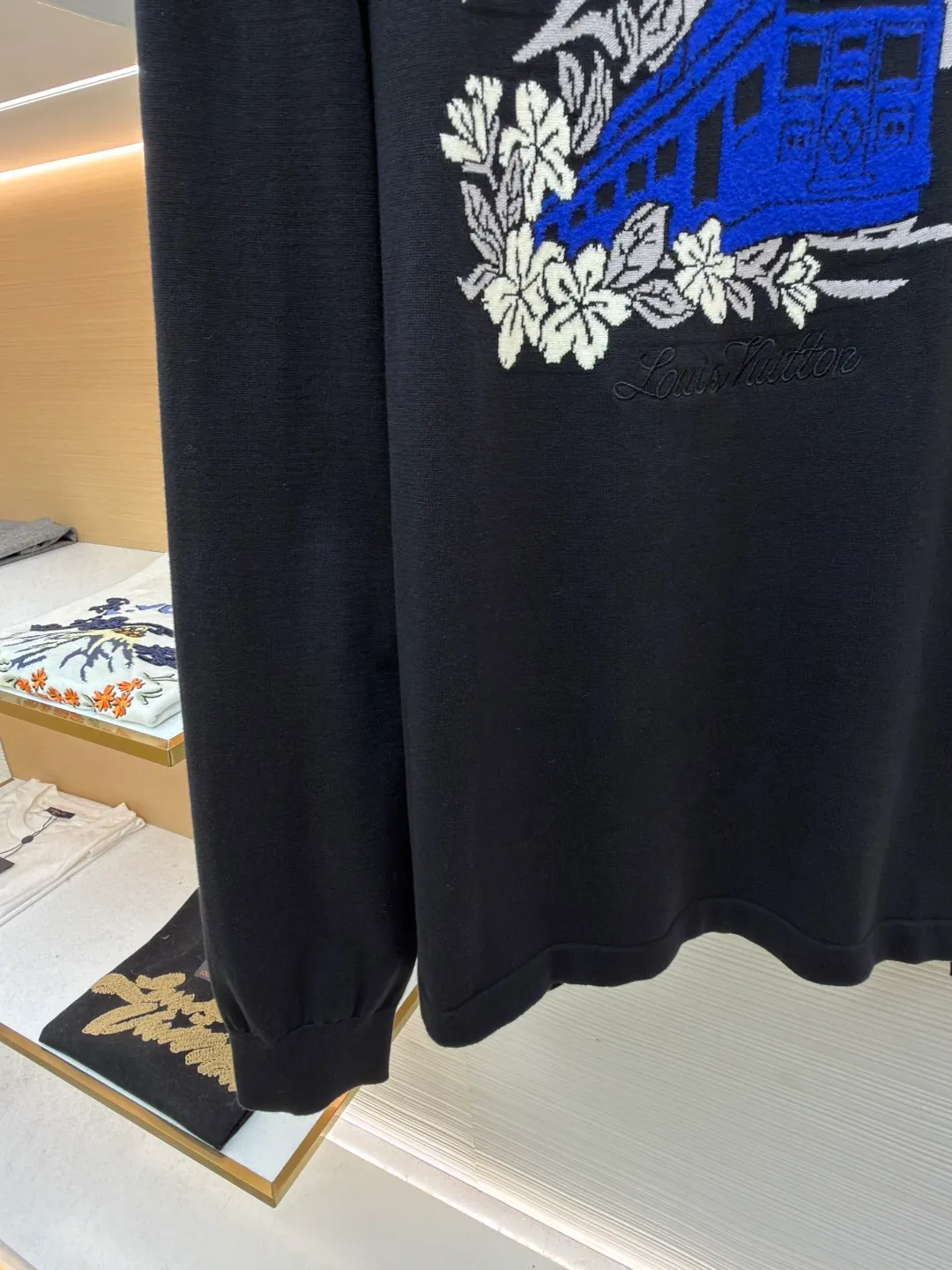 LOUIS VUITTON Embroidered volcano intarsia long-sleeved knitted sweater ●Original version: Purchased and developed by 12108 ●Item number: 1681990-B65 ●Fabric: 100% cotton ●Technology: knitted ●Color: black ●Version: fitted version ●Weight: about 440 grams ●Size: S-M-L-XL ●Description: Using multi-color intarsia jacquard technology: the main body is made of fine plain knitting as the base. The patterns of Mount Fuji, trains and flowers on the chest are interwoven with blue, white, gray and other colored yarns. The edges of the pattern are made of "sesame base" weaving to enhance the texture. The letter logo is integrated into the pattern with invisible jacquard, which is delicate and unobtrusive. The neckline, cuffs and hem are trimmed with front and back double-lift 4-needle ribbing, giving both elasticity and stiffness a balance. Each piece of the body is stitched together using hand-stitching techniques, and the stitches are hidden and firm. The fabric is made of blended wool and has been washed and shaped to ensure skin-friendliness and avoid deformation when worn. The overall craftsmanship takes into account both artistic sense and practical wearability. The overall wiring is straight and delicate, the fabric is comfortable and soft, and the color is consistent without color difference. It can be matched with the same style to create a fashionable look and control various occasions. Customized accessories, complete with three standards, same style for men and women!
